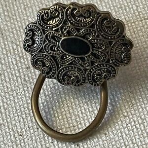 ✨ Vintage Ornate Metal Brooch